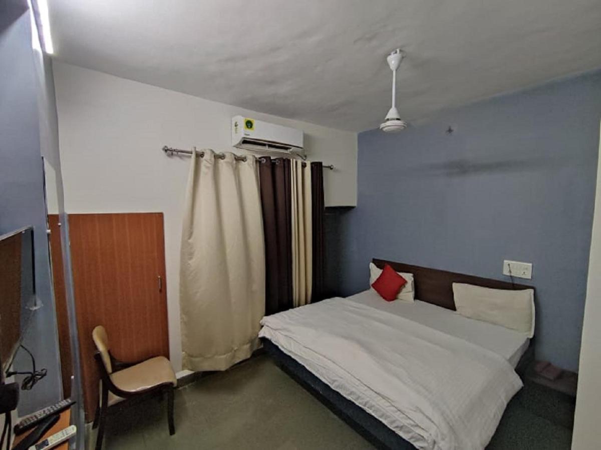 Hotel Krishna Pardi Экстерьер фото